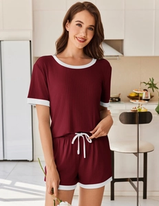 Detailansicht des weinroten Ripp-Pyjama-Sets mit weißer Kontrastpaspel und Kordelzugbund