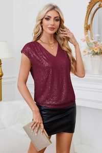Détail du haut à paillettes bordeaux avec col en V et texture scintillante élégante
