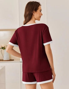 Detailansicht des burgunderfarbenen Rippen-Loungewear-Sets mit weißer Kontrastpaspelierung