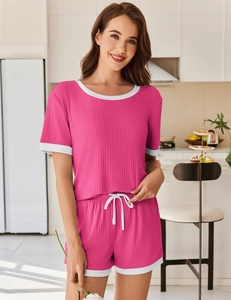 Detail von rosafarbenem Loungewear-Set mit Rippstrick, Kontrastpaspeln und Tunnelzug