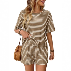 Dames tweedelige gebreide set met bruine strepen, top met korte mouwen en wijde shorts