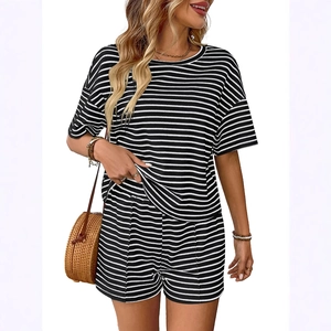 Dames tweedelige gebreide set met zwart-witte strepen, T-shirt met korte mouwen en een short