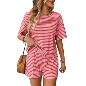 Dames gebreide tweedelige set met roze strepen korte mouwen top en korte broek met hoge taille