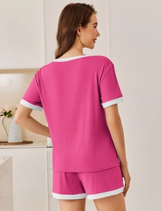 Rückansicht des rosa gerippten Loungewear-Sets mit weißen Kontrastpaspeln am Rücken