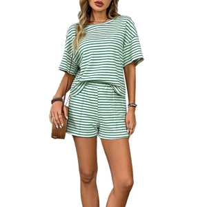 Dames zomer gebreide set met groen gestreepte top met korte mouwen en bijpassende short