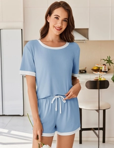 Nahaufnahme des hellblauen Rippen-Pyjama-Sets mit weißem Kontrastrand in der Küche