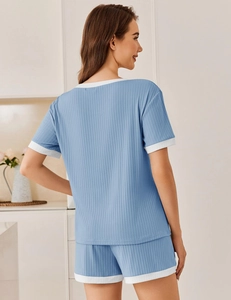 Detail von geripptem Loungewear-Set mit weißen Kontrastpaspeln an Rücken und Saum