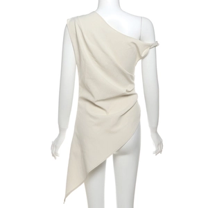 Vista posteriore del top asimmetrico monospalla beige con orlo irregolare e increspato