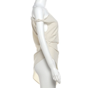Dettaglio del top asimmetrico beige monospalla con nodo laterale e trama drappeggiata