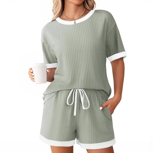 Zweiteiliges grünes Loungewear-Set mit Rippenmuster, Kurzarm und Kontrastbesatz