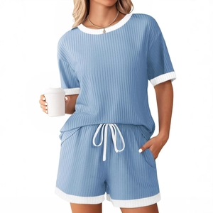 Damen Sommer-Lounge-Set aus himmelblauem Rippstrick mit weißer Paspelierung und Tunnelzug
