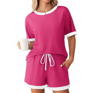 Damen Loungewear-Set mit rosarotem Kurzarmshirt und Shorts sowie weißen Kontraststreifen