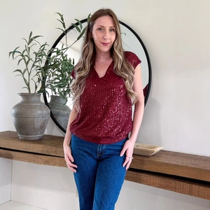 Haut élégant à paillettes bordeaux avec col en V et jean bleu de style décontracté