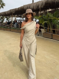 Outfit Moda Donna Casual Stile Resort in Cotone e Lino Con Top Monospalla Asimmetrico E Pantaloni a Gamba Larga Beige