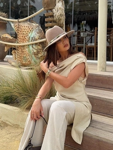 Completo donna top lungo senza maniche asimmetrico beige e pantaloni larghi eleganti