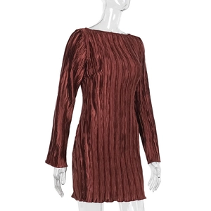Détails de la texture plissée sur une robe moulante bordeaux à manches longues