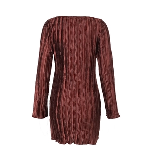 Gros plan sur la texture plissée d'une robe bordeaux à manches longues en satin