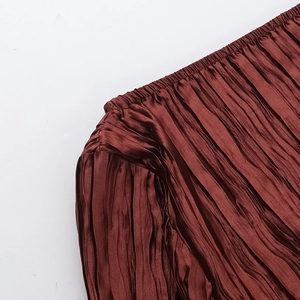 Détail du tissu plissé élégant avec coutures élastiques sur la robe longue
