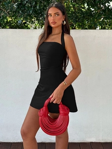 Détail d'une robe courte noire dos nu sexy avec une coupe ajustée et élégante