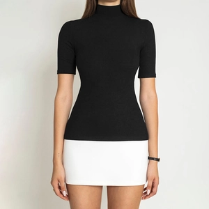 Top aderente nero da donna con collo a lupetto e maniche corte in tessuto elasticizzato premium