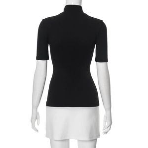 Dettaglio posteriore di un top nero aderente a collo alto in maglia elastica fine
