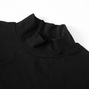 Dettaglio del tessuto a maglia e del collo a lupetto su un abito tubino nero