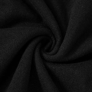 Vista macro dettagliata della trama a maglia fine e del drappeggio morbido del tessuto nero