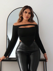 Eng anliegendes schwarzes schulterfreies Langarmshirt mit Cut-Out und spitzem Saum