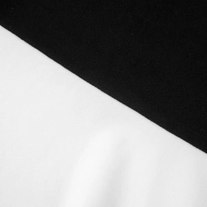 Dettaglio delle cuciture a contrasto e del tessuto a maglia testurizzato bianco e nero