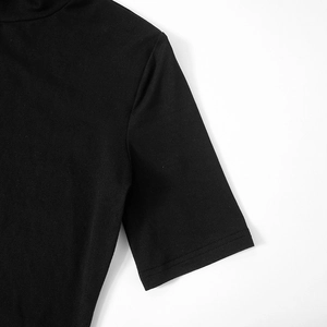 Dettaglio della doppia cucitura su manica e spalla del vestito in maglia nera