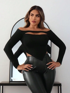 Schmal geschnittenes schwarzes schulterfreies Langarmshirt mit Cut-Out und asymmetrischem Saum