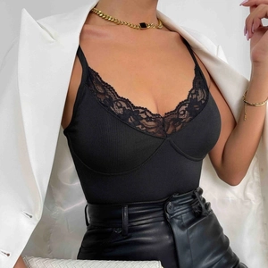 Dettaglio canotta nera a coste con bordo in pizzo e blazer bianco da donna elegante