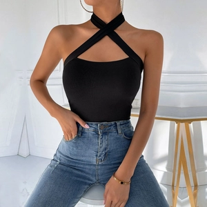 Détail d'un haut licou croisé noir en maille côtelée avec une coupe ajustée et sexy