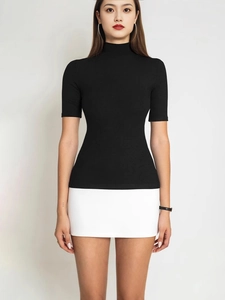 Set da donna con top nero a collo alto e minigonna bianca aderente a vita alta