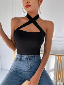 Haut court sexy noir à col croisé licou en maille côtelée pour un look ajusté