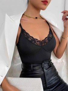 Débardeur ajusté en dentelle noire et tissu côtelé pour un look d'été élégant