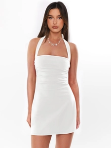 Détail de la robe courte blanche moulante à dos nu avec une finition satinée et un collier