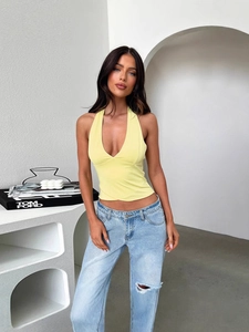 Top a lupetto giallo slim fit con scollo a V e jeans azzurri strappati chic
