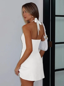 Détail de robe dos nu blanche présentant une coupe ajustée et un design sexy ouvert