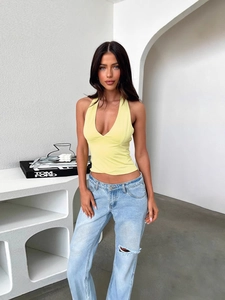 Top a maglia a lupetto giallo chiaro slim fit con jeans in denim azzurro strappato