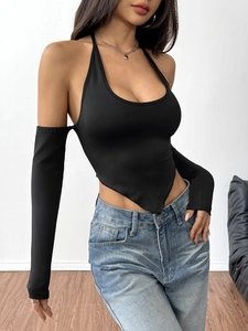 Top halter nero aderente con maniche rimovibili e schiena scoperta per un look street