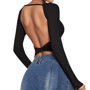 Gros plan sur le crop top noir à manches longues avec dos nu sexy et design croisé