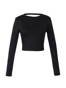 Détail montrant la découpe dorsale élégante et les manches longues du crop top noir