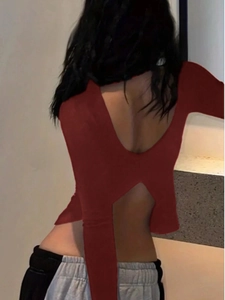 Sexy eng anliegendes langärmeliges rotes T-Shirt mit rückenfreiem Cut-Out Design für Damen