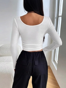 Haut blanc ajusté à manches longues col en U avec pantalon cargo noir à taille haute