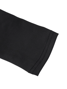 Gros plan de l'ourlet à double couture sur t-shirt noir sexy dos nu avec texture premium