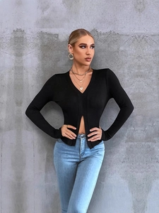 Top a maniche lunghe nero a coste con scollo a V e spacco sull'orlo per look trendy