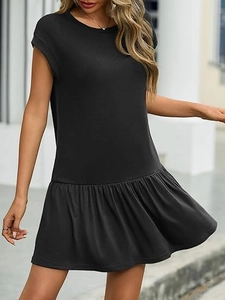 Détail de l'ourlet à volants sur une robe trapèze classique en coton noir pour femmes