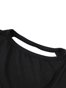 Gros plan du haut noir dos nu avec détails évidés double couche au niveau du col