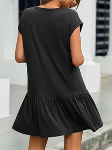 Vue arrière d'une robe noire en coton et lin avec ourlet volanté et col rond élégant